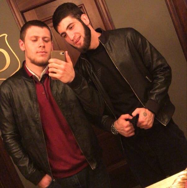 Россияне массово отписываются от страницы dolce & gabbana в instagram из-за публикации снимка гей-пары